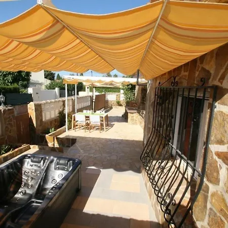 In Denia Mit Grill, Gemeinschaftlichem Pool Und Garten Holiday home